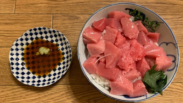 マグロの中トロ丼